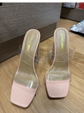 Fashion Nova sz 7 nude clear heels sandals